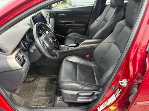 Used 2019 Toyota C-HR Limited FWD image 11