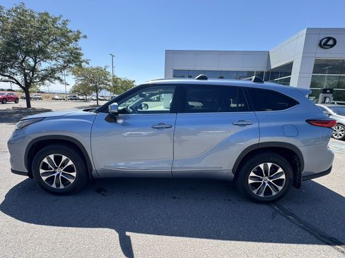 Used 2021 Toyota Highlander XLE AWD/4WD image 2