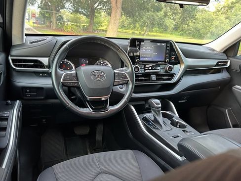 Used 2021 Toyota Highlander LE FWD image 13