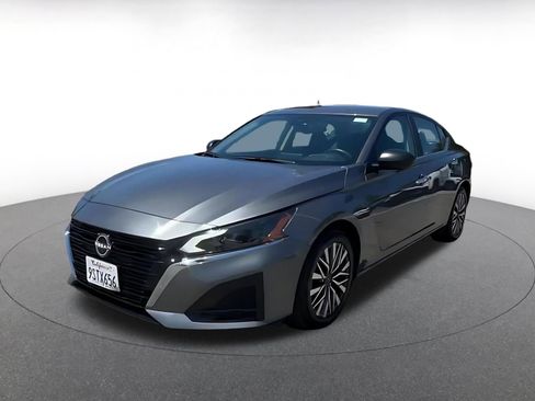 Used 2025 Nissan Altima 2.5 SV FWD image 7