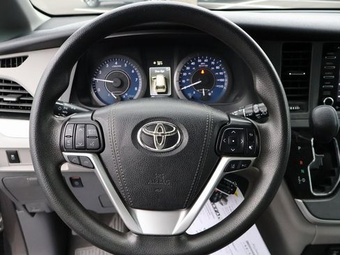 Used 2020 Toyota Sienna LE image 25