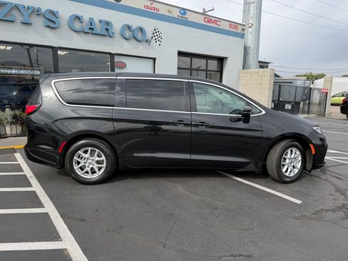 Used 2023 Chrysler Pacifica Touring-L FWD image 8