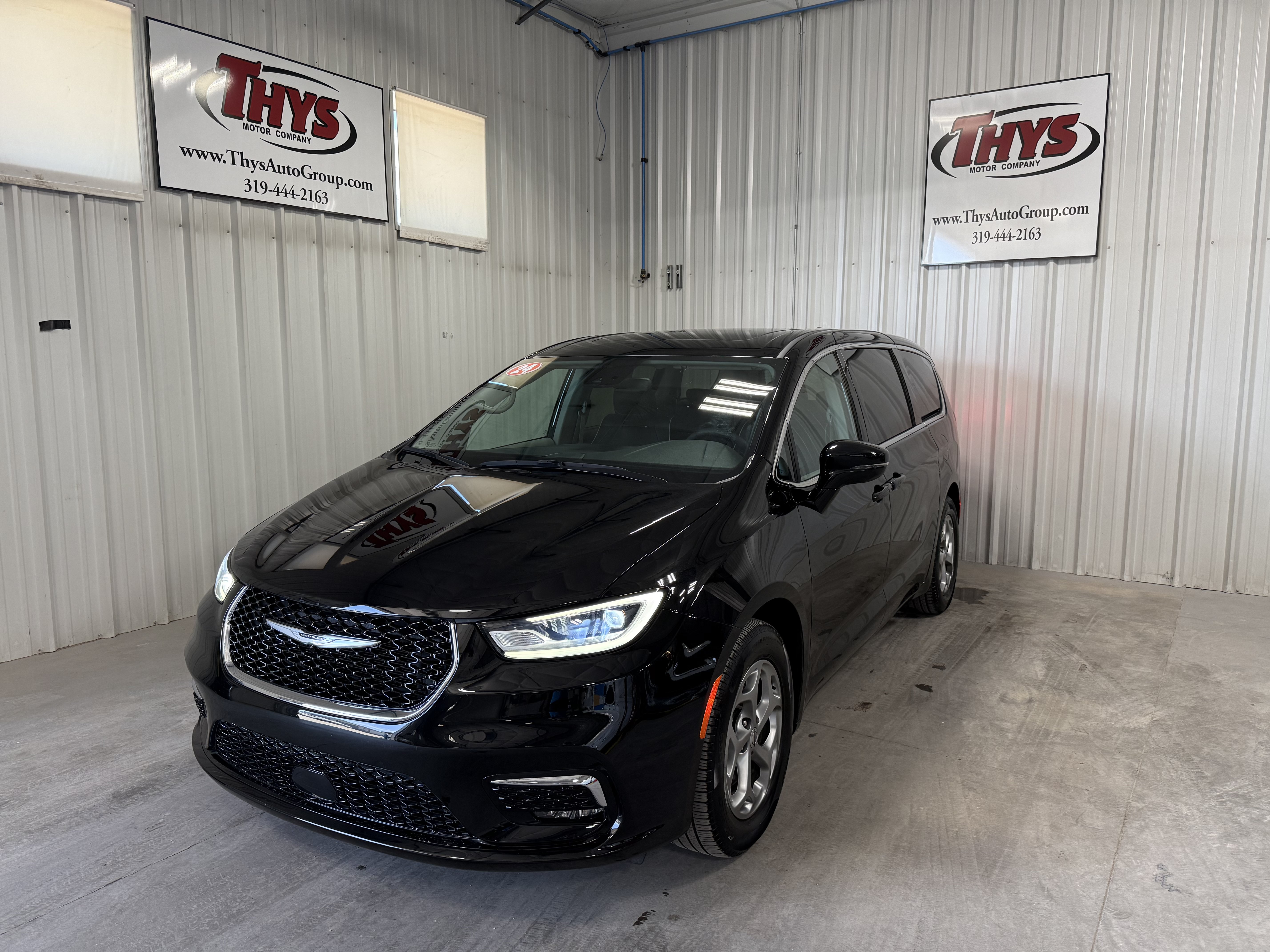 Used 2024 Chrysler Pacifica Limited w/ Trailer Tow Group FWD image 14