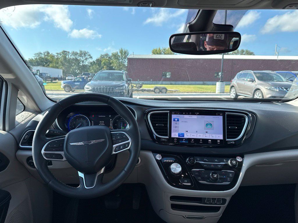 Used 2023 Chrysler Pacifica Touring-L FWD image 10