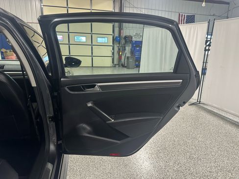 Used 2018 Volkswagen Passat 2.0T R-Line w/ R-Line Lighting Package image 15