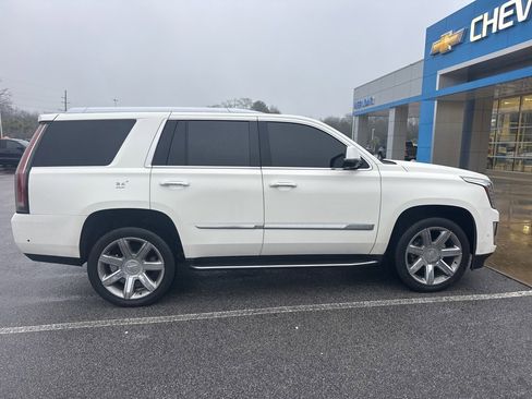 Used 2018 Cadillac Escalade Luxury image 4
