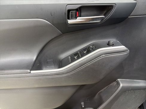 Used 2023 Toyota Highlander L image 17