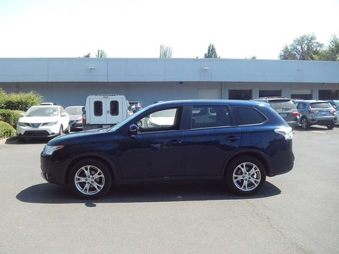 Used 2015 Mitsubishi Outlander SE AWD/4WD image 2