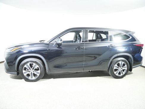 Used 2021 Toyota Highlander XLE image 4