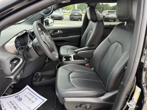 Used 2025 Chrysler Pacifica Select FWD image 11