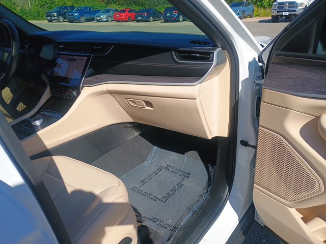 Used 2023 Jeep Grand Cherokee Limited AWD/4WD image 13