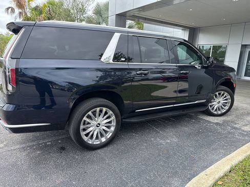 Used 2023 Cadillac Escalade ESV Premium Luxury image 10