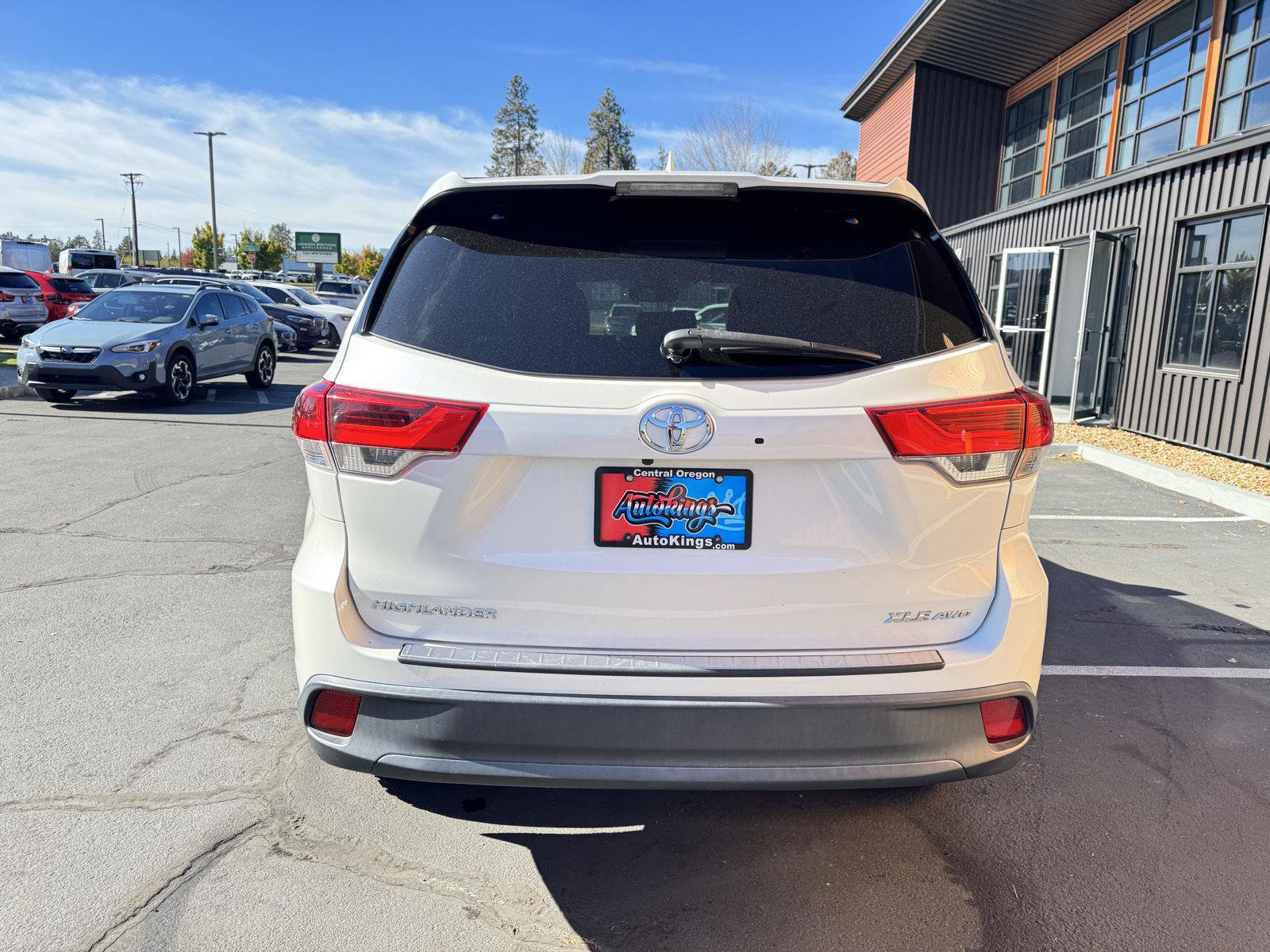 Used 2019 Toyota Highlander XLE AWD/4WD image 4