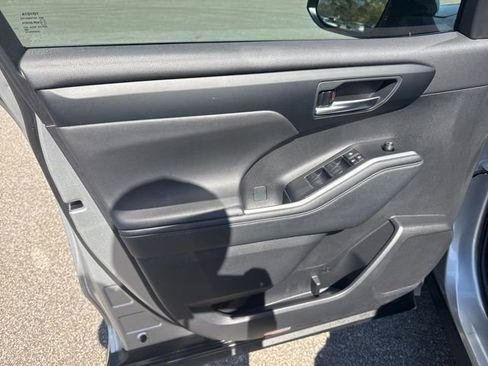 Used 2023 Toyota Highlander XLE image 24