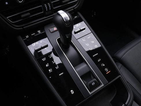 Used 2024 Porsche Macan image 13