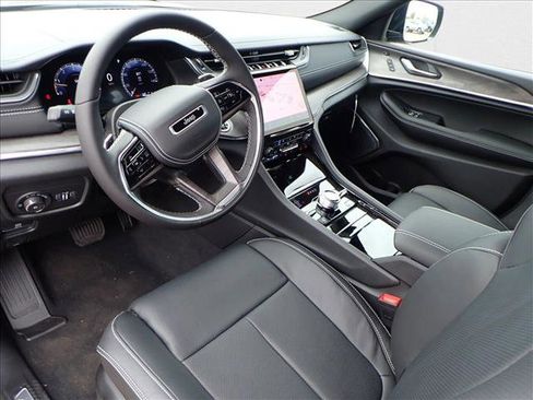 New 2025 Jeep Grand Cherokee L Overland w/ Luxury Tech Group IV image 11