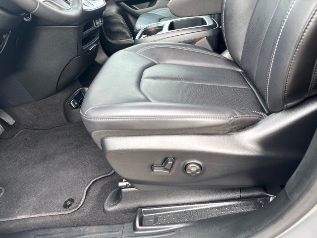 Used 2025 Chrysler Pacifica Select FWD image 16