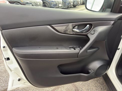 Used 2019 Nissan Rogue SV AWD/4WD image 13