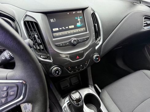 Used 2017 Chevrolet Cruze LT image 25