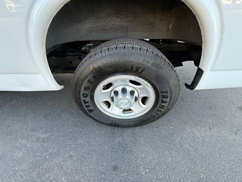 Used 2018 Chevrolet Express 2500 image 18