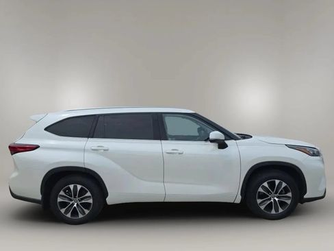 Used 2020 Toyota Highlander XLE AWD/4WD image 9