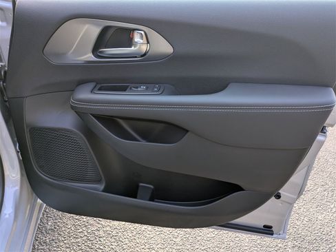 New 2026 Chrysler Pacifica Select image 39