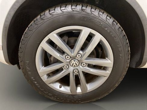 Used 2016 Volkswagen Touareg Sport image 23