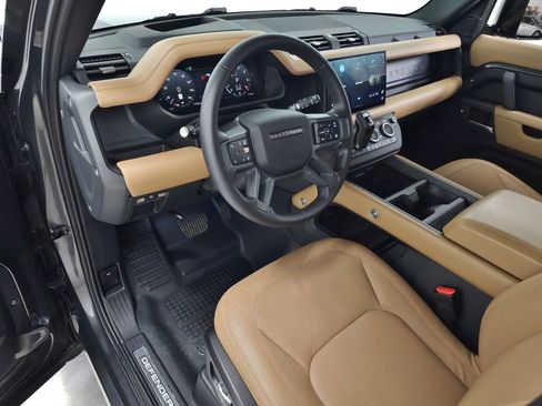 Certified 2025 Land Rover Defender 130 X-Dynamic SE AWD/4WD image 17