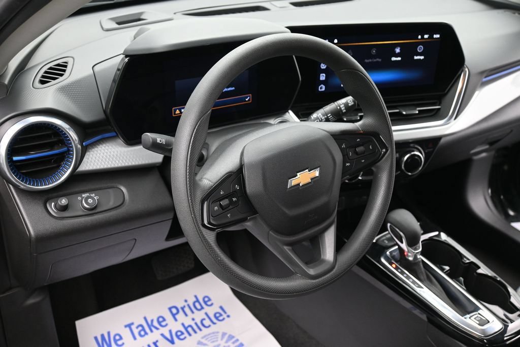 Used 2025 Chevrolet Trax LT FWD image 14