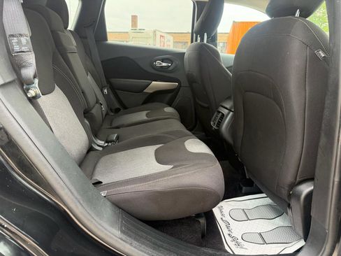 Used 2018 Jeep Cherokee Latitude w/ Cold Weather Group AWD/4WD image 25