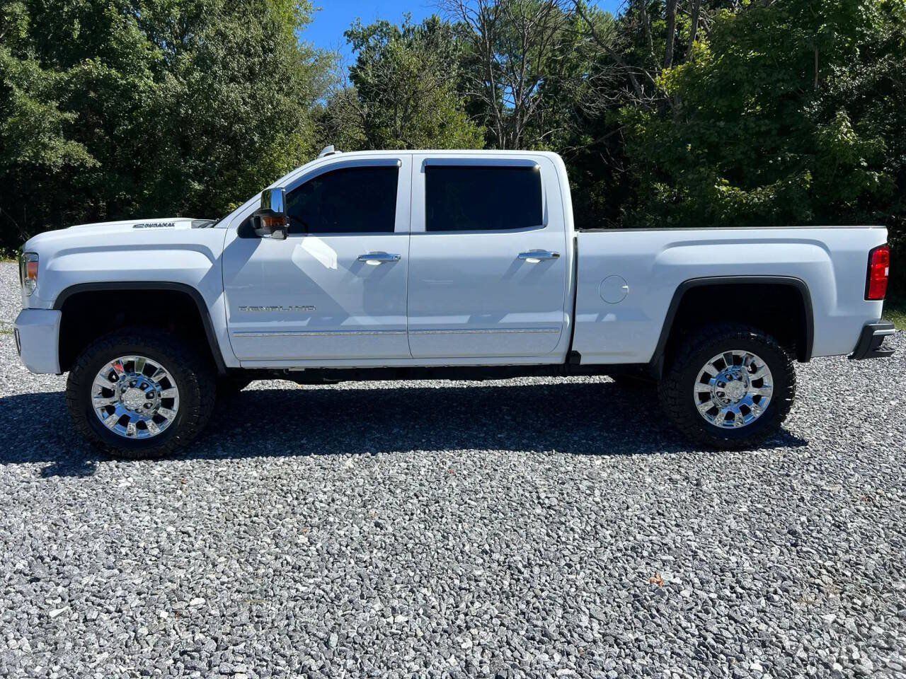 Used 2017 GMC Sierra 2500 Denali w/ Duramax Plus Package AWD/4WD image 4