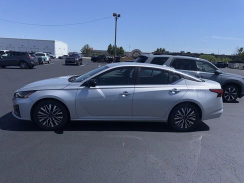 Used 2024 Nissan Altima 2.5 SV FWD image 4