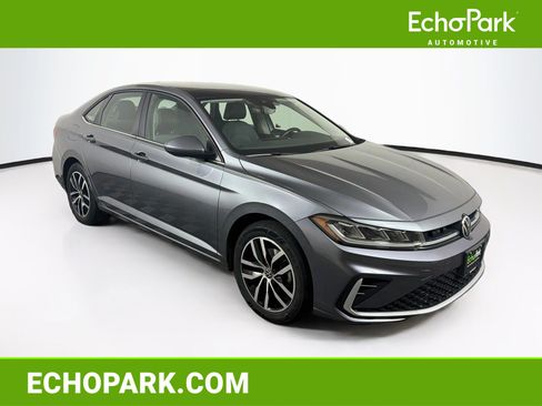 Used 2025 Volkswagen Jetta SE FWD image 1