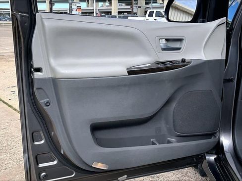 Used 2018 Toyota Sienna XLE Premium image 20