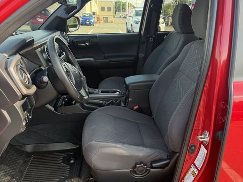 Used 2017 Toyota Tacoma TRD Sport w/ Premium & Technology Package AWD/4WD image 15