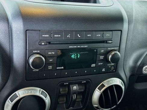 Used 2018 Jeep Wrangler Unlimited Rubicon w/ Connectivity Group AWD/4WD image 5