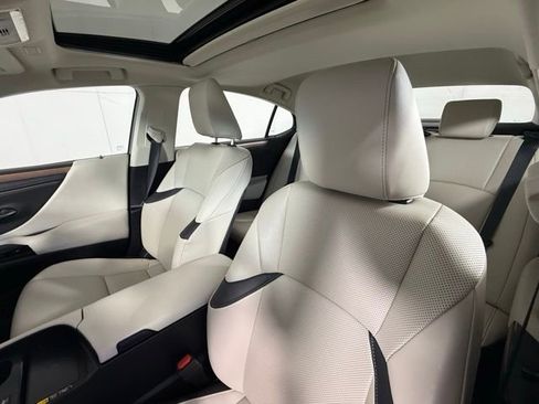 Used 2025 Lexus ES 300h w/ Premium Package image 16