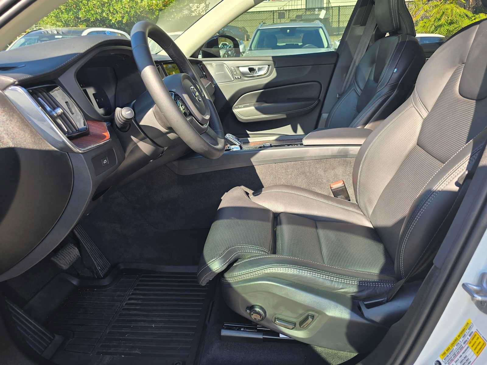 Used 2024 Volvo XC60 B5 Ultimate w/ Protection Package Premier AWD/4WD image 20