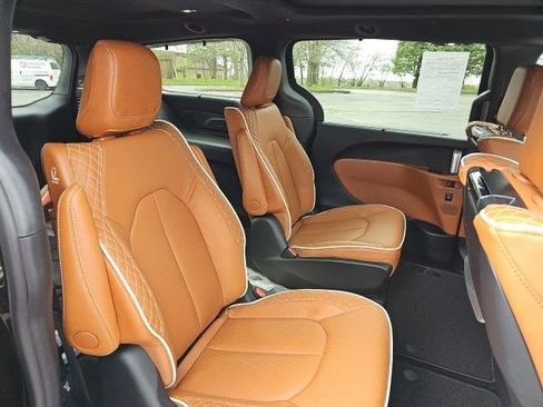 Used 2026 Chrysler Pacifica Pinnacle image 15