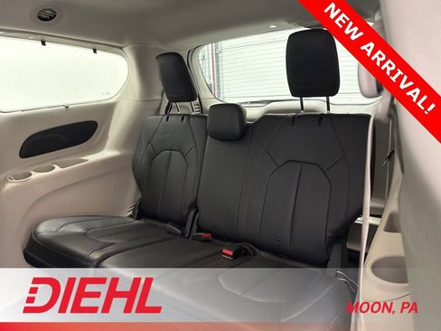 Used 2019 Chrysler Pacifica Touring-L w/ Advanced Safetytec Group image 18