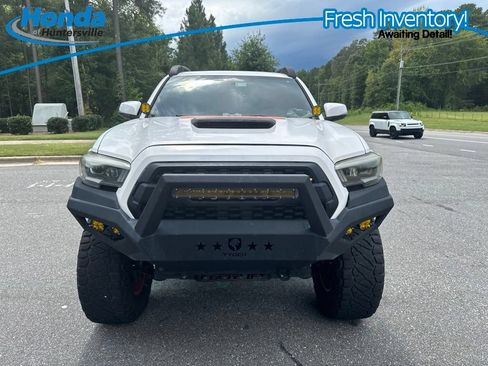 Used 2017 Toyota Tacoma TRD Sport w/ Premium & Technology Package AWD/4WD image 10