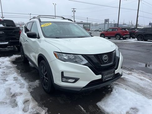 Used 2018 Nissan Rogue SV image 3