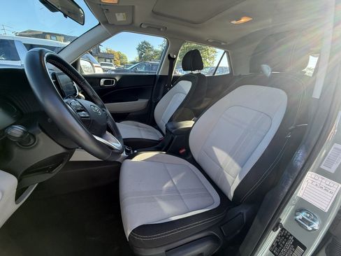 Used 2025 Hyundai Venue SEL FWD image 9