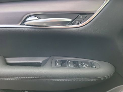 New 2025 Cadillac XT5 Luxury image 11