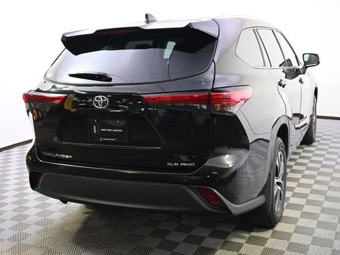 Used 2021 Toyota Highlander XLE AWD/4WD image 4