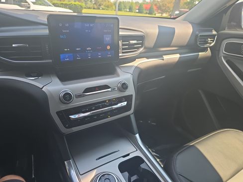 Used 2023 Ford Explorer XLT w/ Equipment Group 202A AWD/4WD image 19