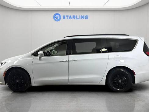Used 2022 Chrysler Pacifica Touring-L FWD image 4