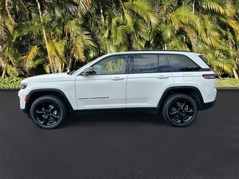 Used 2023 Jeep Grand Cherokee Altitude image 8