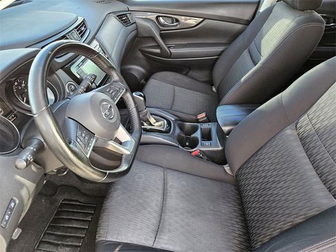 Used 2020 Nissan Rogue SV image 10