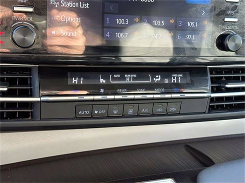 Used 2024 Toyota Sienna LE image 11